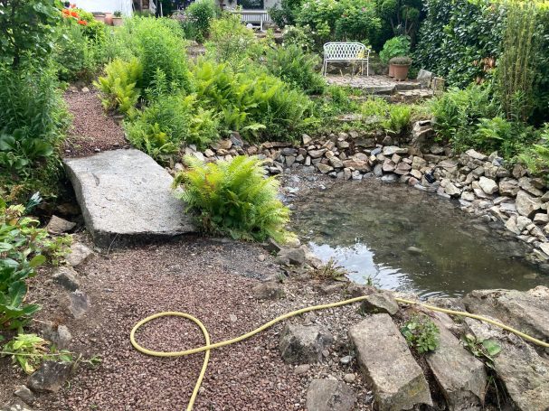 Granitbrücke über Teich